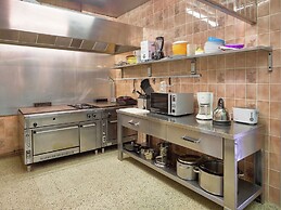 Spacious Holiday Home With Private Garden