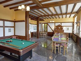 Spacious Holiday Home With Private Garden
