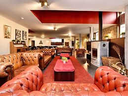 Unique Holiday Home with Pool near Park & Ski Area