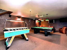 Unique Holiday Home with Pool near Park & Ski Area