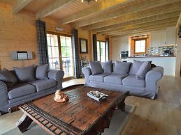 Sumptuous Chalet in Septon with Sauna & Hot Tub