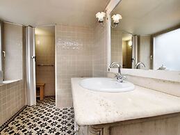 Rustic House With Sunroom