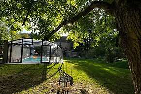 Spacious Farmhouse in Houyet with Hot Tub