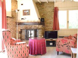 Luxury Pet Friendly Chalet in Bièvre near Forest