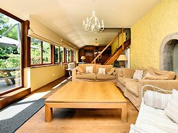 Magnificent Holiday Home in Baronville With Heated Pool & Billiards