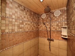 Luxurious Holiday Home with Hot Tub & Sauna in Houffalize