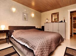 Luxurious Holiday Home with Hot Tub & Sauna in Houffalize