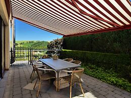 Luxurious Holiday Home with Hot Tub & Sauna in Houffalize