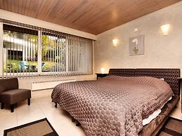 Luxurious Holiday Home with Hot Tub & Sauna in Houffalize