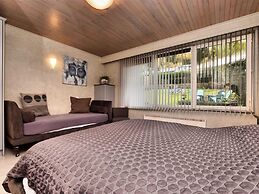 Luxurious Holiday Home with Hot Tub & Sauna in Houffalize