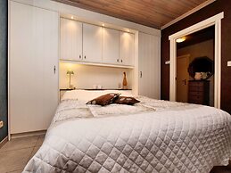 Luxurious Holiday Home with Hot Tub & Sauna in Houffalize