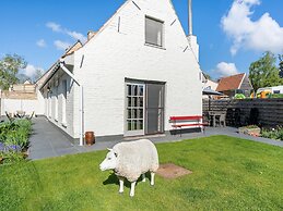 Beautiful Farmhouse in Beveren-aan-den-ijzer With Terrace
