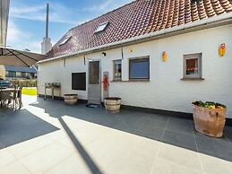 Beautiful Farmhouse in Beveren-aan-den-ijzer With Terrace