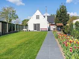 Beautiful Farmhouse in Beveren-aan-den-ijzer With Terrace