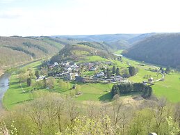 Child Friendly Holiday Home in Bouillon near River