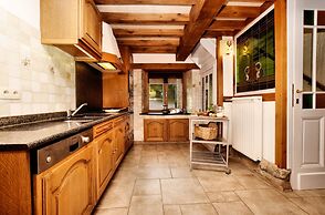 Forest-edge Stay, Burtonville