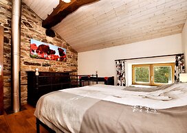 Forest-edge Stay, Burtonville