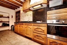 Forest-edge Stay, Burtonville