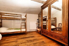 Forest-edge Stay, Burtonville