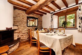 Forest-edge Stay, Burtonville