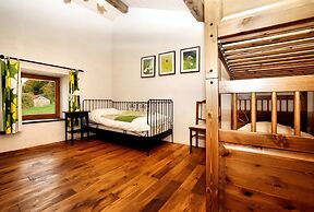 Forest-edge Stay, Burtonville