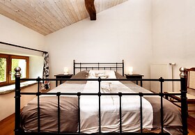 Forest-edge Stay, Burtonville