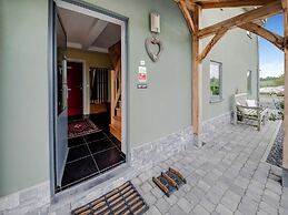 Green Hillside Apartment-petit Wilogne