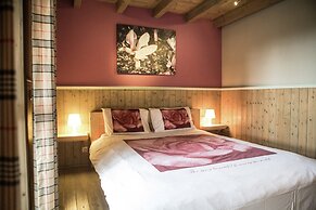 Affluent Chalet in Septon with Whirlpool, Sauna, Hot Tub