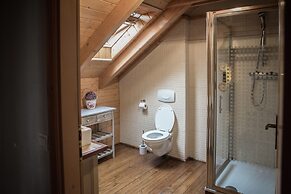 Affluent Chalet in Septon with Whirlpool, Sauna, Hot Tub