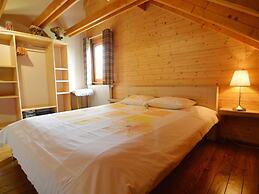 Affluent Chalet in Septon with Whirlpool, Sauna, Hot Tub