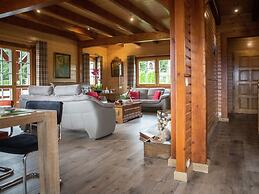 Affluent Chalet in Septon with Whirlpool, Sauna, Hot Tub