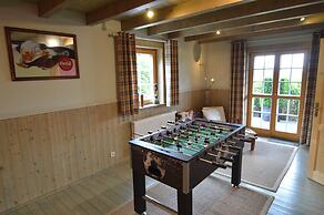 Affluent Chalet in Septon with Whirlpool, Sauna, Hot Tub