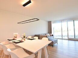 Luxury Apartment Right by the sea