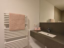 Luxury Apartment Right by the sea