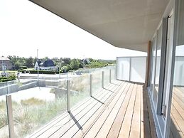 Luxury Apartment Right by the sea