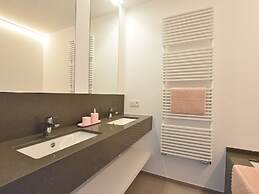 Luxury Apartment Right by the sea