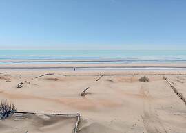 Luxury Apartment Right by the sea