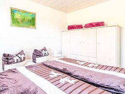 Spacious Apartment near Lake in Guntersberge