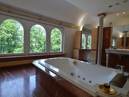 Luxurious Country House
