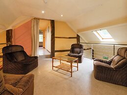 Glorious Holiday Home in Wéris with Hot Tub