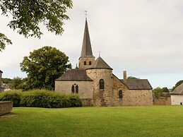 Glorious Holiday Home in Wéris with Hot Tub