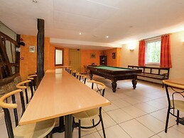 Glorious Holiday Home in Wéris with Hot Tub