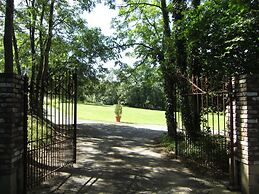 Glorious Holiday Home in Wéris with Hot Tub