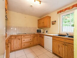 Glorious Holiday Home in Wéris with Hot Tub