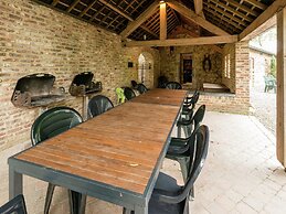 Glorious Holiday Home in Wéris with Hot Tub