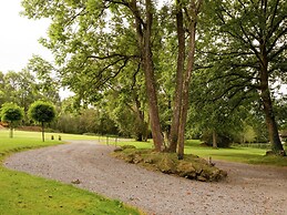 Glorious Holiday Home in Wéris with Hot Tub