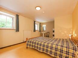 Glorious Holiday Home in Wéris with Hot Tub