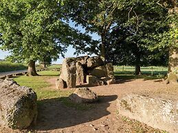 Glorious Holiday Home in Wéris with Hot Tub