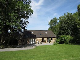 Glorious Holiday Home in Wéris with Hot Tub