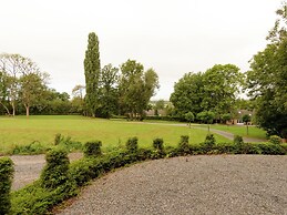 Glorious Holiday Home in Wéris with Hot Tub